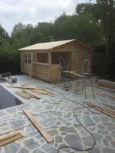 Photo de galerie - Construction et pose de cabanon pour piscine avec électricité plomberie toiture isolation 