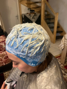 Photo de galerie - Pose de coloration capillaire à domicile, travail propre et soigné. 