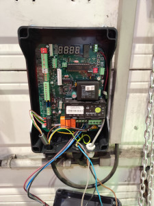 Photo de galerie - Remise en marche du boîtier d'ouverture de porte automatique 
