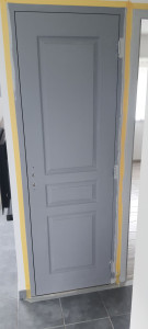 Photo de galerie - Porte avant peinture 

