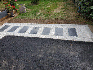 Photo de galerie - Prestation terminée 
 Pose Dalle ardoise avec cailloux Blanc pur 12/18