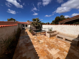 Photo de galerie - Réalisation d’une piscine et des aménagements au tour de piscine et pose de parment et réalisation d’une table et d’un banc en béton ciré 