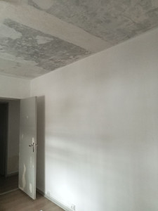 Photo de galerie - Grattage du plafond pose de fibre de verre et couche de blanc 