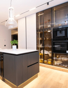 Photo de galerie - Dans notre équipe, nous avons des spécialistes passionnés par la création, pour qui chaque pièce de mobilier est une véritable œuvre. Nous montons le mobilier avec précision, attention aux détails et respect de la qualité.