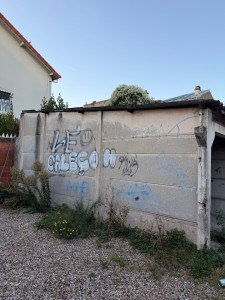 Photo de galerie - Mur encrassé nécessitant un nettoyage au Kärcher et une mise en peinture 