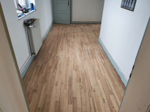 Photo de galerie - Ponsage parquet couloir 