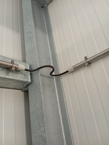 Photo de galerie - Câble protégé par un tube inox en installation apparente : simple, propre et efficace.