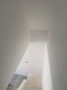 Photo de galerie - Réalisation de travaux de peinture intérieure : murs et plafond entièrement rénovés avec une finition propre et soignée. Application d’une peinture blanche pour un rendu lumineux et moderne, avec des angles nets et une surface uniforme.