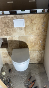 Photo de galerie - Pose bâti support avec habillage et niche en travertin 