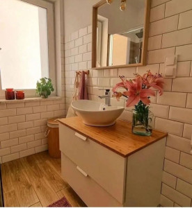 Photo de galerie - Pose de carreaux type métro avec meuble et vasque