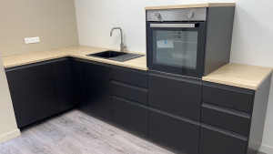 Photo de galerie - Installation complète d’une cuisine avec frigo intégrer et emplacement pour le four