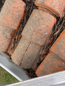Photo de galerie - Suite tuiles cassées sur la même couverture basque sur Bayonne 