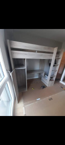 Photo de galerie - Lit superposé avec l'armoire et le bureau 