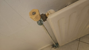 Photo de galerie - Radiateur chauffe pas et fuite sur le robinet 