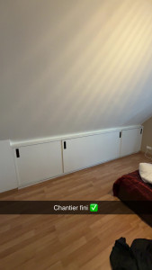 Photo de galerie - Conception, fabrication et pose d’un placard sous pente sur mesure, avec portes coulissantes. 