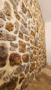 Photo de galerie - Réalisation d un mur en parement de pierre meulière 