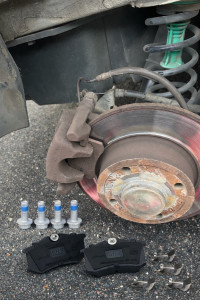 Photo de galerie - Intervention mécanique courante – remplacement de plaquettes de frein (pièces neuves visibles).