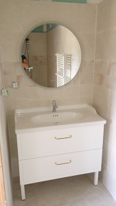 Photo de galerie - Meuble vasque avec raccordement en eau et évacuation. Mirroir 