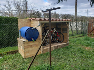 Photo de galerie - Abri de vélo avec récupérateur d'eau.