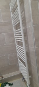 Photo de galerie - Pose d'un sèche serviette électrique dans une salle de bain 