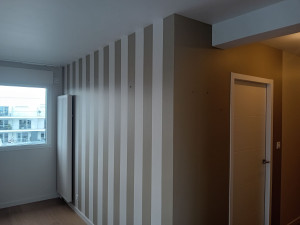 Photo de galerie - Préparation du support et mise en peinture avec traçage et masquage pour réaliser les bandes en peinture 