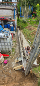 Photo de galerie - Réalisation d’un mur de soutènement en bloc a banches spéciale conçu pour retenir les terres 