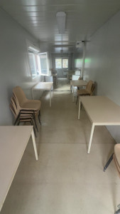 Photo de galerie - Nettoyage complet d’une salle à manger de chantier : tables, chaises, sols et surfaces, avec remise en propreté de l’espace.