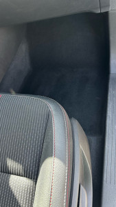 Photo de galerie - Nettoyage intérieur automobile – sièges, tissus et habitacle nettoyés en profondeur. Résultat après intervention Nova Clean Services.