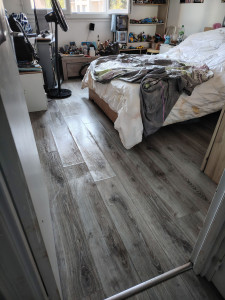 Photo de galerie - Nettoyage complet d’une chambre : nettoyage du sol, dépoussiérage des surfaces et remise en ordre de la pièce. Travail soigné et efficace.