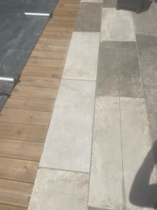 Photo de galerie - Changement de 2 carreaux de grès cérame cassés suite à l’intervention du pisciniste. Réalisation de joints à base de résine époxy.