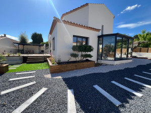 Photo de galerie - Rénovation complète d’une maison ancienne – Extérieur
Rénovation complète des extérieurs : façade, création de baies vitrées, terrasse, aménagements paysagers, accès et stationnement.
Transformation réalisée de A à Z, de la préparation du terrain aux fini