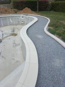 Photo de galerie - Pose margelle de piscine