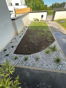 Photo de galerie - Création d’un massif avec pose de bordure corten, gravier décoratif et plantation 