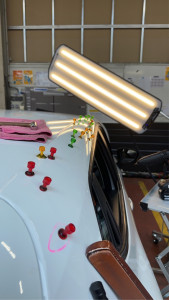 Photo de galerie - Debosselage d’un véhicules victimes de chutes de grêle 