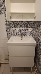Photo de galerie - L’une de mes interventions :
Démontage de l’ancien lavabo, de la robinetterie et de la vasque, puis installation d’un nouvel ensemble selon les mesures et le plan du client.

