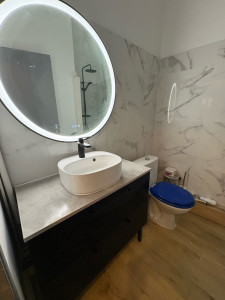 Photo de galerie - Pose meuble et miroir 