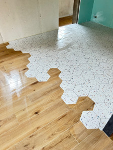 Photo de galerie - Pose carrelage imitation parquet 20x120cm rectifié et pose hexagonal.