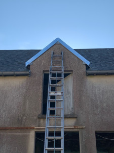 Photo de galerie - Pose chenaux zinc 