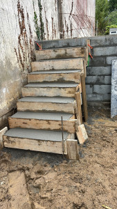 Photo de galerie - Réalisation d’un escalier en béton pour l’accès au jardin