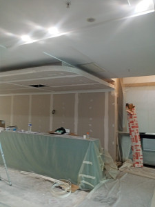 Photo de galerie - Travaux de préparation et finition intérieure : pose de placo, bandes, enduit et ponçage avec protection complète du chantier. Travail soigné pour un rendu propre, lisse et prêt à peindre.