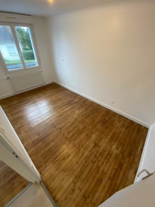Photo de galerie - Ici, vous pouvez voir une rénovation complète d’un parquet qui était laissée sans entretien depuis 40 ans, je l’ai ponce et vitrifié en trois couche