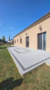 Photo de galerie - Réalisation d'une dalle pour terrasse avec revêtement de sol en granulats de marbre.