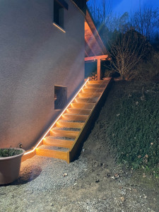 Photo de galerie - Escalier bois massif extérieur avec bandeau led intégré 