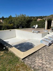 Photo de galerie - Entretien d’une piscine de 20 ans finition carrelage 