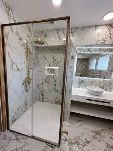 Photo de galerie -  Réalisation complète d'une salle de bain.
(plomberie, carrelage, installation sanitaires)
