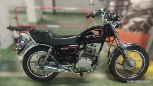 Photo de galerie - Honda CM 125 C après restauration partielle.