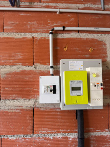 Photo de galerie - Installation du coffret pour une borne de recharge