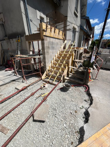 Photo de galerie - Extension d’une entrée de maison avec création d’un escalier 