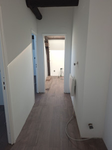Photo de galerie - Pose d'un parquet et mise en peinture dans cette appartement anciennement incendié (finition en cours)