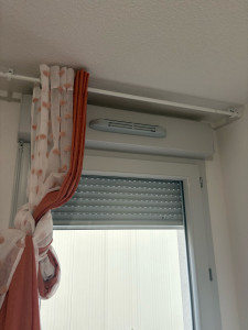 Photo de galerie - Pose de barre de rideau au plafond 